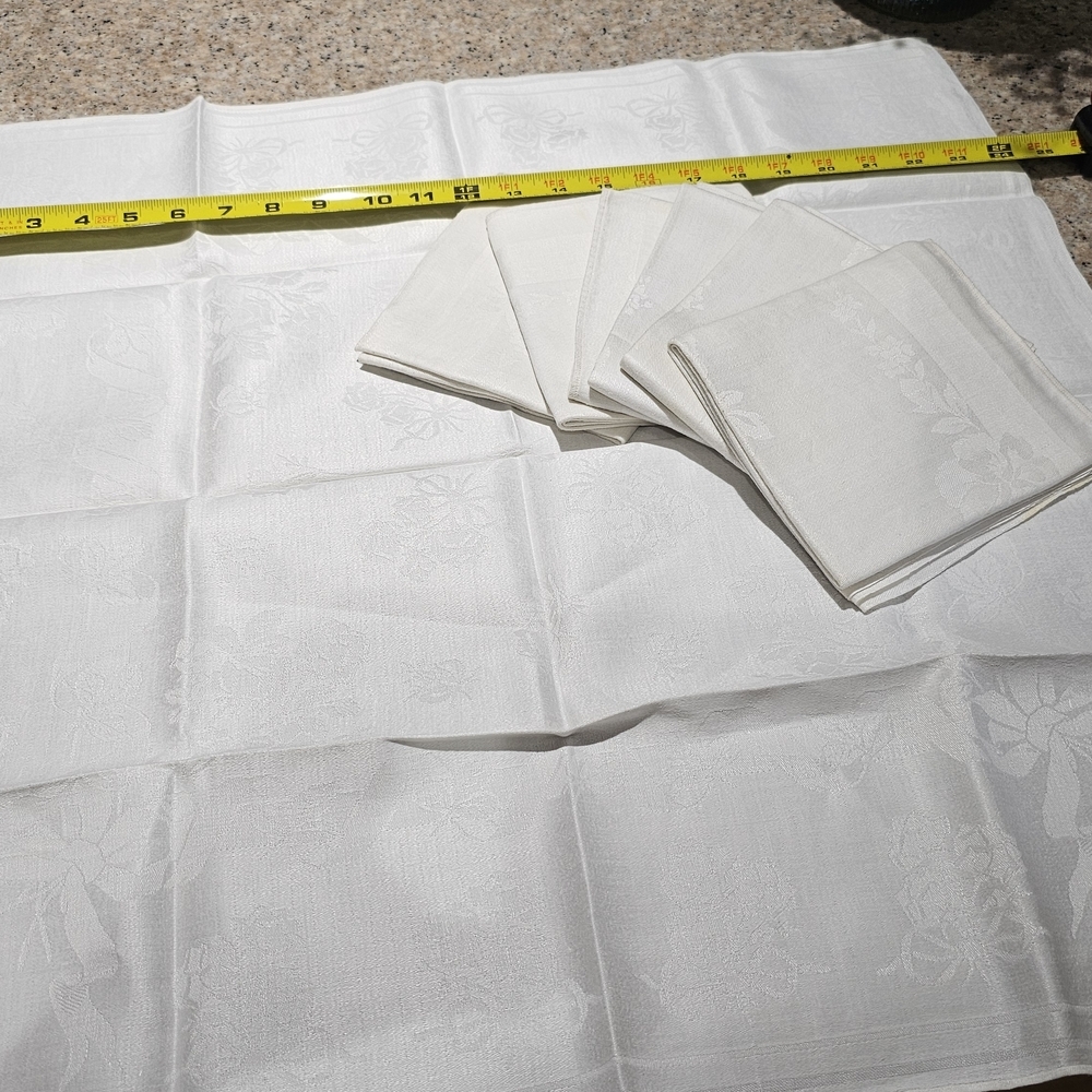 Elegant White Cloth Napkins - Picture 3 of 4